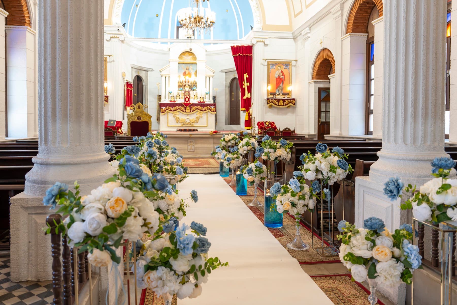 Kilise içi kurulumda simetri ve floral yoğunluk