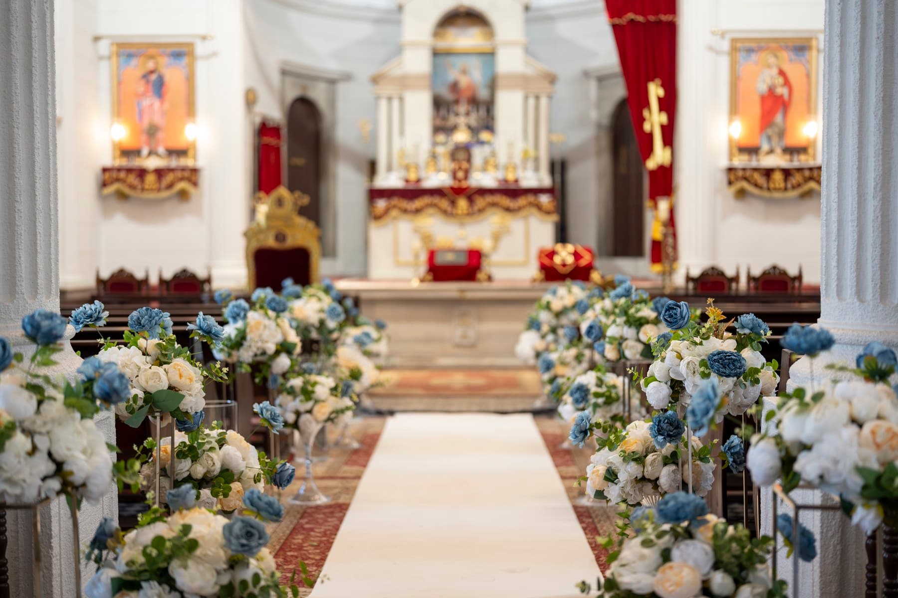 Altar detayını ve törensel yoğunluğu öne çıkaran kare